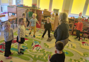 Dzieci tańczą z Panią Dyrektor.