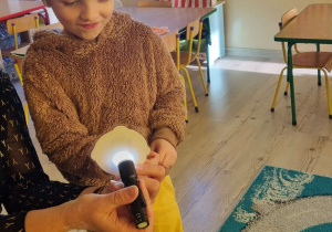 Dziecko wróży sobie przyszłość.