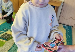 Dziecko wróży sobie przyszłość.