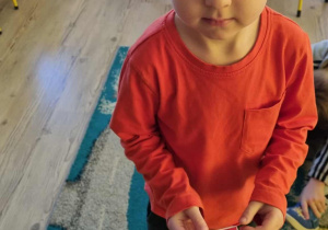 Dziecko wróży sobie przyszłość.