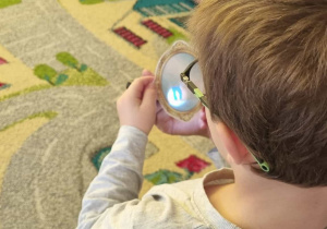 Dziecko wróży sobie przyszłość.