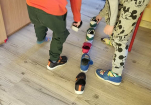 Dzieci wróżą sobie z butów kto pierwszy wyjdzie za mąż czy się ożeni.