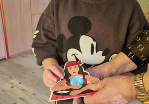 Dziecko wróży sobie przyszłość.