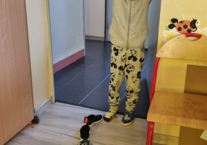 Dzieci wróżą sobie z butów kto pierwszy wyjdzie za mąż czy się ożeni.