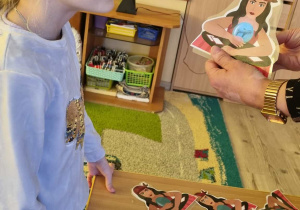 Dziecko wróży sobie przyszłość.