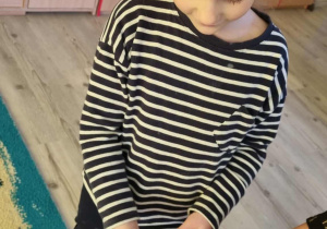 Dziecko wróży sobie przyszłość.