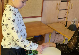 Dziecko wróży sobie przyszłość.