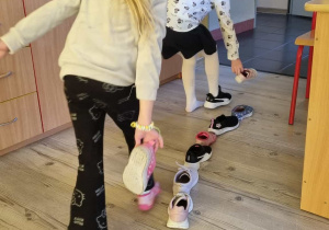 Dzieci wróżą sobie z butów kto pierwszy wyjdzie za mąż czy się ożeni.