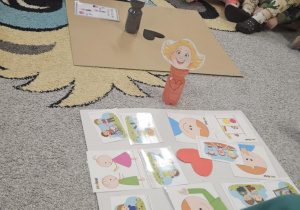 Plansza z dobrymi i złymi zachowaniami.