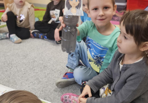 Dzieci z emotką złego.