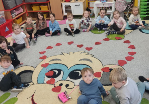 Dzieci z wielkim sercem stworzonym z małych serc.