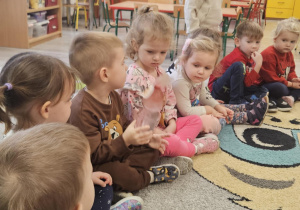 Dzieci przekazują sobie emotkę dobra.