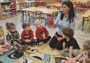 Pani pokazuje dzieciom jak wygląda prawdziwe serce.