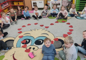 Dzieci z wielkim sercem stworzonym z małych serc.