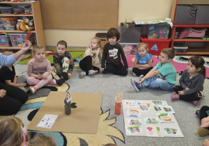 Dzieci słuchają o serduszku i dobrych uczynkach.