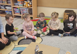 Dzieci oglądają prawdziwe serce.