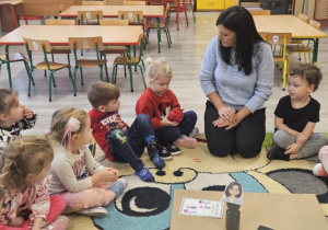 Dzieci oglądają prawdziwe serce.
