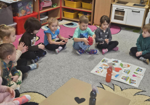 Dzieci oglądają prawdziwe serce.