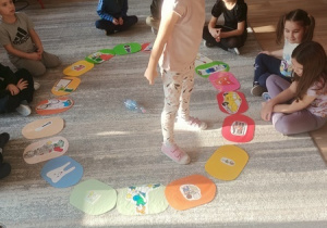 Dzieci czynią andrzejkowe wróżby.