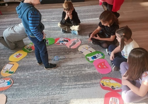 Dzieci czynią andrzejkowe wróżby.