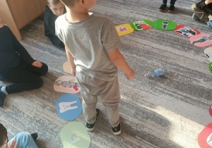 Dzieci czynią andrzejkowe wróżby.