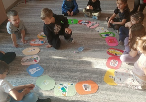 Dzieci czynią andrzejkowe wróżby.