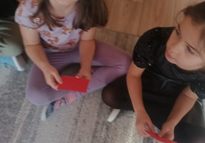 Dzieci czynią andrzejkowe wróżby.