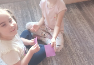 Dzieci czynią andrzejkowe wróżby.