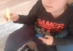 Dzieci czynią andrzejkowe wróżby.