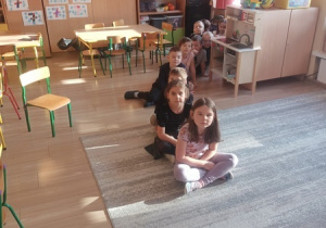 Dzieci czynią andrzejkowe wróżby.