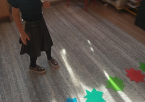 Dzieci czynią andrzejkowe wróżby.