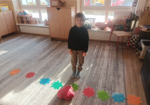 Dzieci czynią andrzejkowe wróżby.