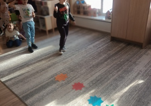 Dzieci czynią andrzejkowe wróżby.