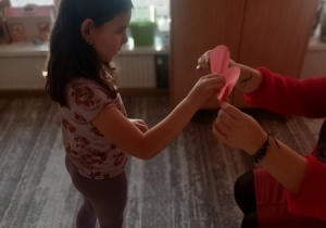 Dzieci czynią andrzejkowe wróżby.