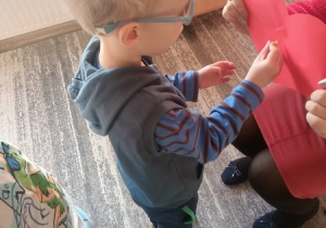 Dzieci czynią andrzejkowe wróżby.