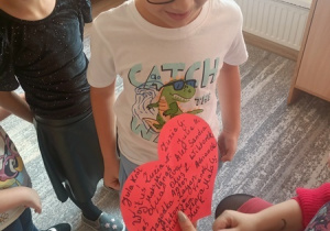 Dzieci czynią andrzejkowe wróżby.