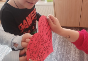 Dzieci czynią andrzejkowe wróżby.