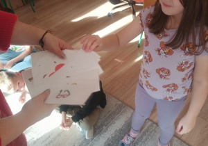 Dzieci czynią andrzejkowe wróżby.