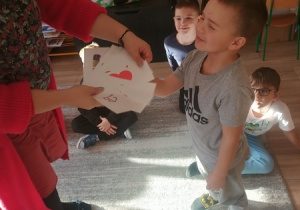 Dzieci czynią andrzejkowe wróżby.