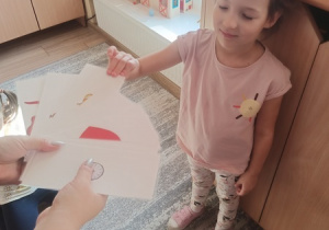 Dzieci czynią andrzejkowe wróżby.