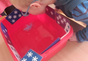 Dzieci czynią andrzejkowe wróżby.