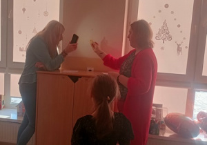 Dzieci czynią andrzejkowe wróżby.