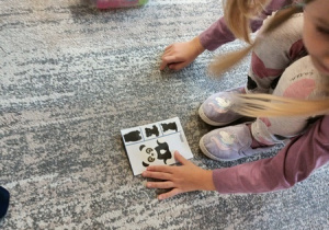 Dzieci bawią się z pluszowym misiem z okazji jego święta.