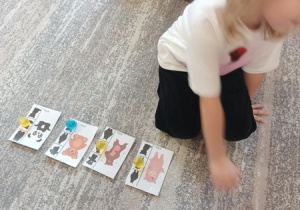 Dzieci bawią się z pluszowym misiem z okazji jego święta.