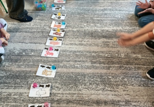 Dzieci bawią się z pluszowym misiem z okazji jego święta.