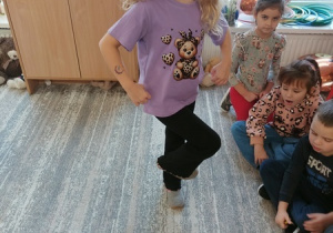 Dzieci bawią się z pluszowym misiem z okazji jego święta.