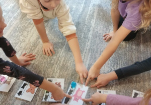 Dzieci bawią się z pluszowym misiem z okazji jego święta.