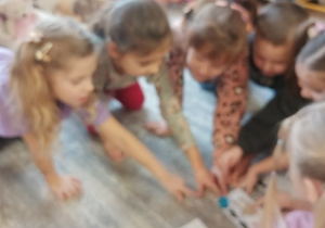 Dzieci bawią się z pluszowym misiem z okazji jego święta.