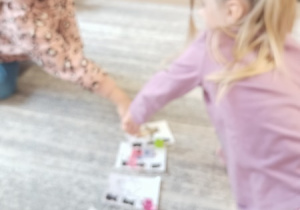 Dzieci bawią się z pluszowym misiem z okazji jego święta.