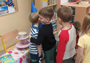 Kajtuś przyjmuje życzenia urodzinowe.